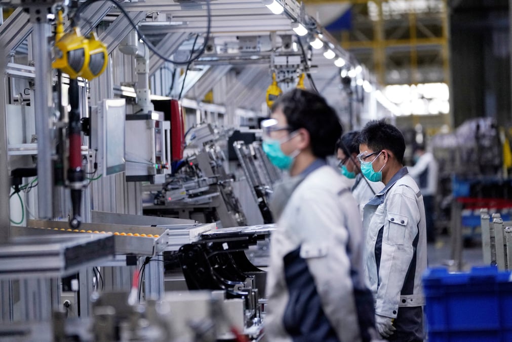 Des employes travaillent sur une ligne d'assemblage de sieges de voiture dans l'usine yanfeng adient a shanghai