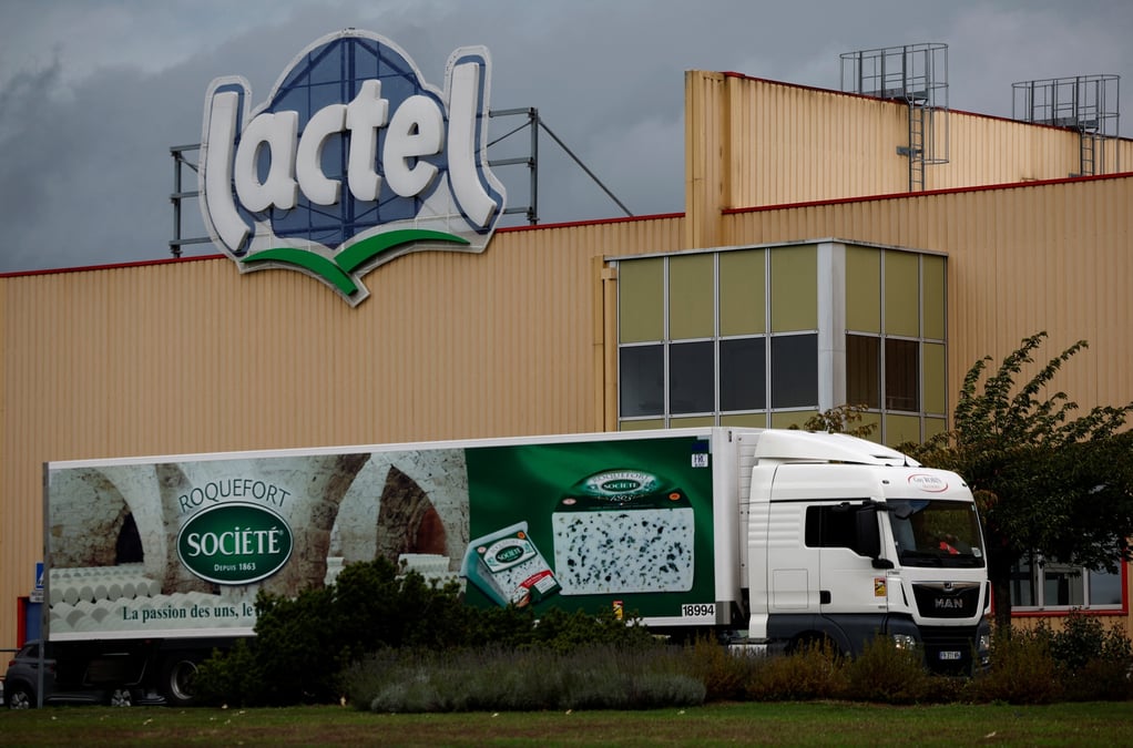 Logo de lactel, une marque du groupe laitier francais lactalis, a change