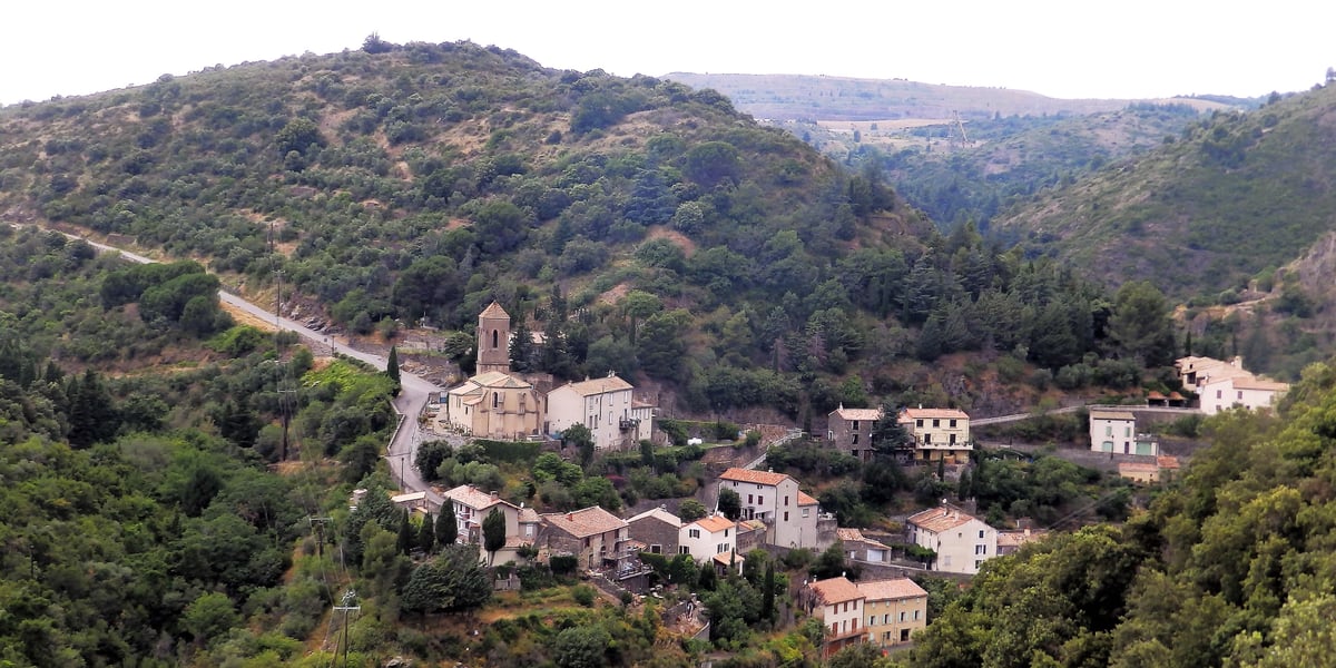 Le village de Lastours (Aude), où sous les collines verdoyantes se cachent des tonnes de déchets.