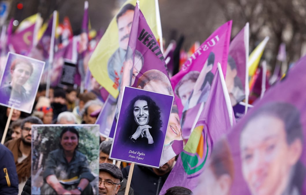 Photo des manifestants pour marquer le dixieme anniversaire de l'assassinat de militantes kurdes dans la capitale francaise