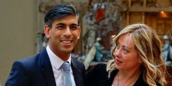 La Première ministre Giorgia Meloni a reçu samedi 16 décembre le Premier ministre Roshi Sunak au Palazzo Chigi, à Rome, pour discuter de leurs politiques en matière d'immigration clandestine. Londres veut envoyer les immigrés en situation irrégulière au Rwanda, Rome en Albanie.