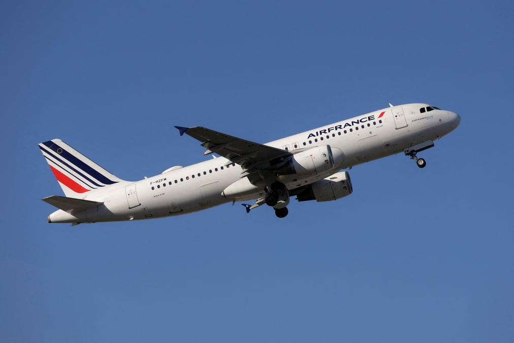 Un avion de ligne d' air france decolle de l'aeroport de malaga-costa del sol en espagne