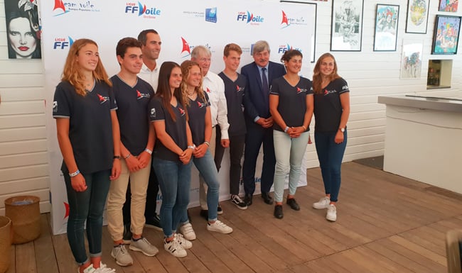 Le navigateur A. Le Cléac'h, P.-E. Despierres (Ligue de Voile Occitanie) et P. Chauvois (BPS) au milieu des 7 talents retenus pour la Team Voile BPS