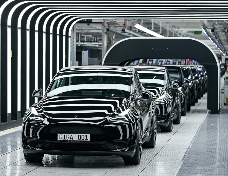 Photo d'archives montrant des voitures tesla modele y dans la gigafactory de l'entreprise a gruenheide