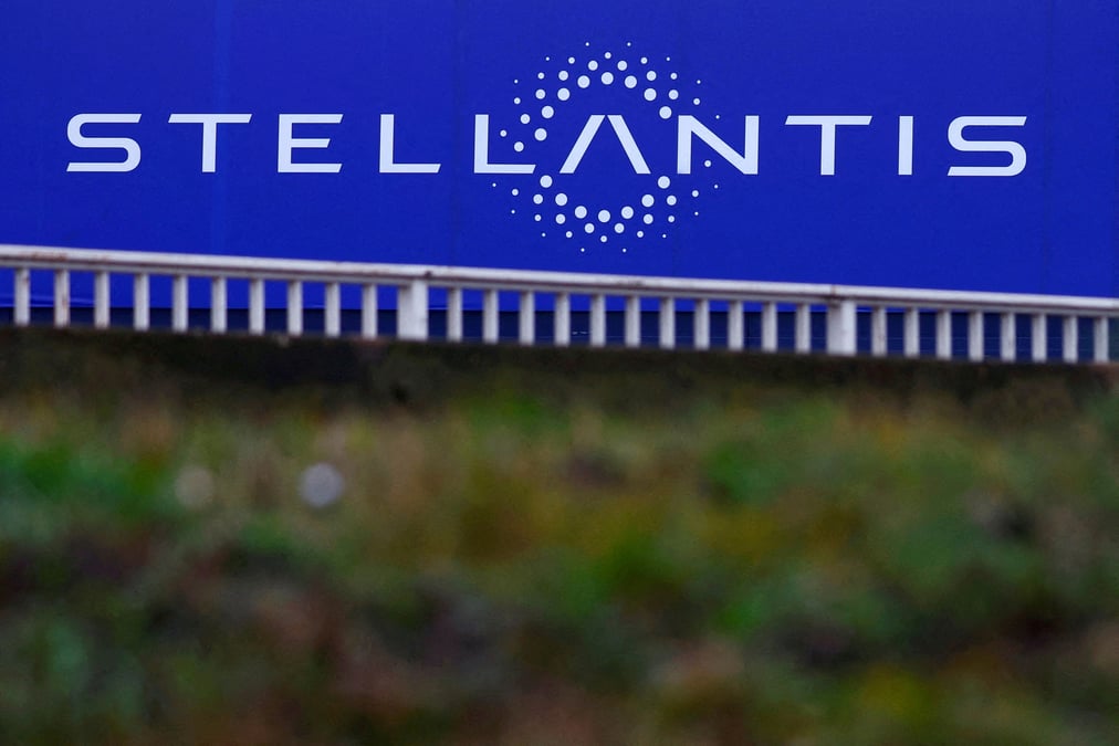 Photo d'archives du logo de stellantis dans les locaux de la societe a velizy-villacoublay