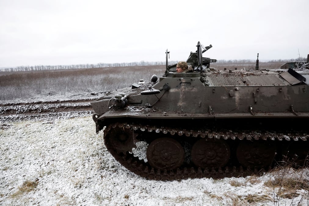 Photo de vlad, soldat de la 80e brigade d'assaut aerien, en premiere ligne lors d'un cessez-le-feu annonce par la russie pendant la periode de noel orthodoxe