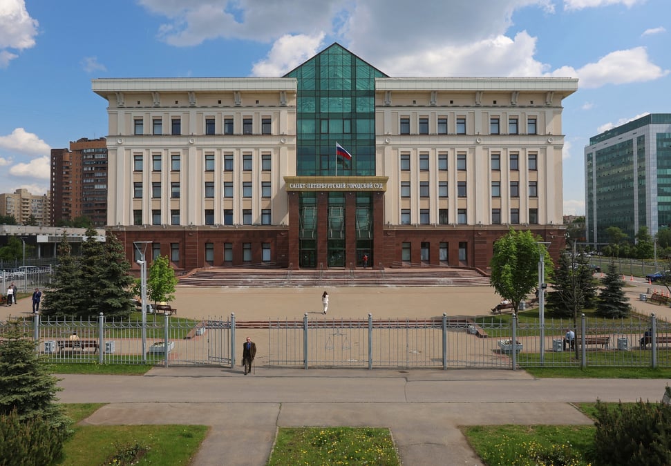 Le tribunal de saint-petersbourg apres une audience dans l'affaire d' anatoly maslov, un scientifique russe arrete en 2022 et soupconne de trahison