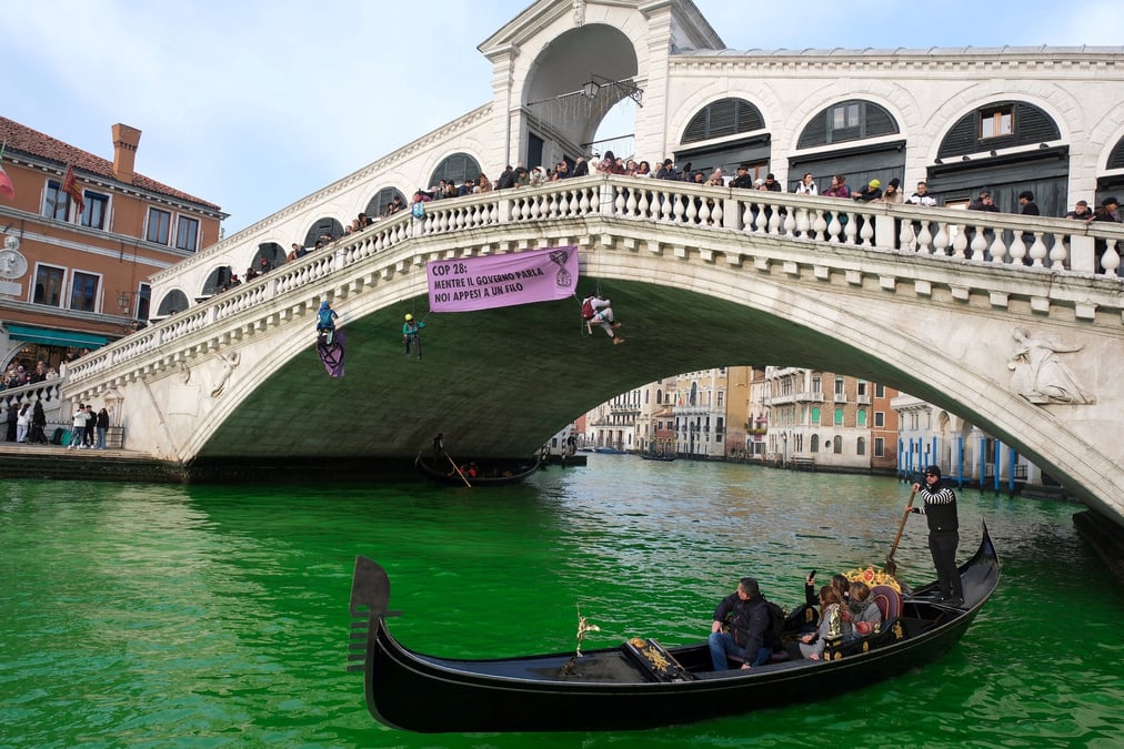 Le grand canal de venise, teint en vers par des ecologistes italiens
