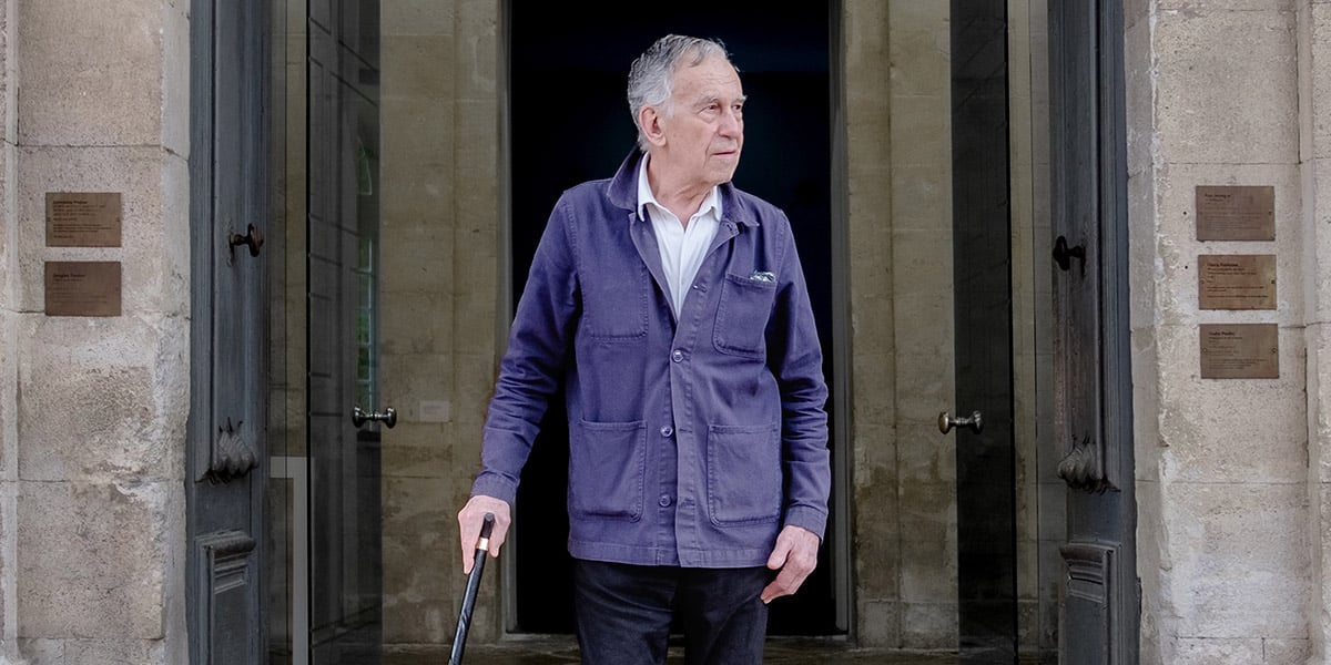 Yvon Lambert à Avignon (Vaucluse) devant l’entrée de l’hôtel de Caumont, qui abrite sa collection.