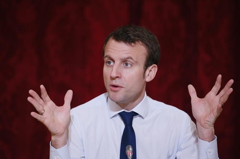 Juppe reste favori pour 2017 mais macron se rapproche