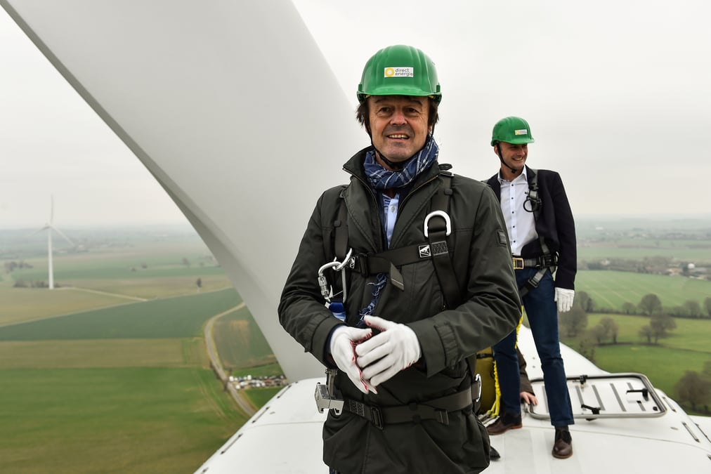 Hulot invite les agriculteurs a investir dans le solaire et l'eolien