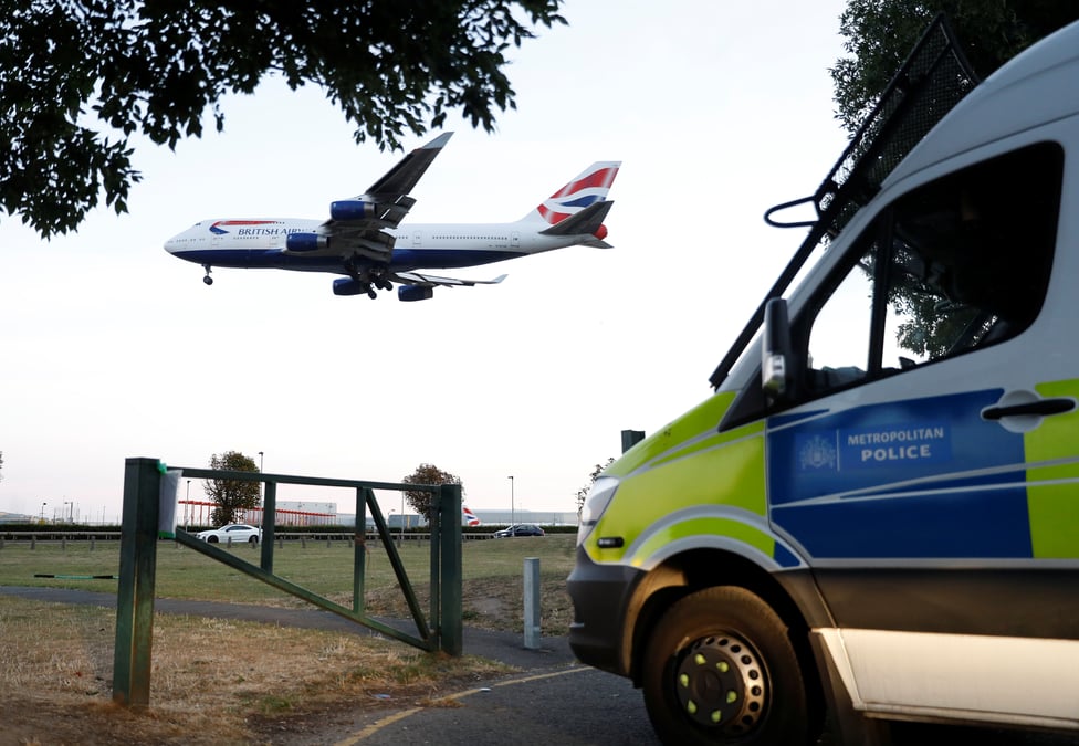 Des ecologistes tentent de perturber le trafic aerien a heathrow