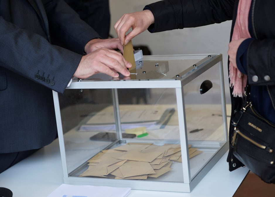 L'assemblee vote le report d'une semaine des elections regionales