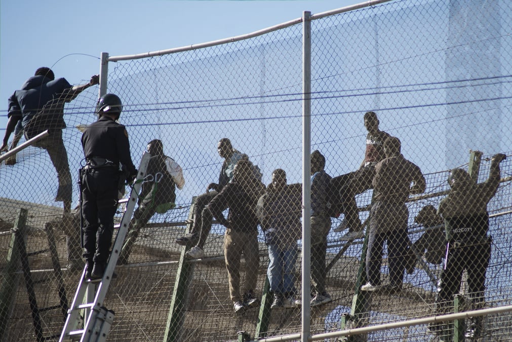 Des centaines de migrants penetrent dans l'enclave espagnole de melilla