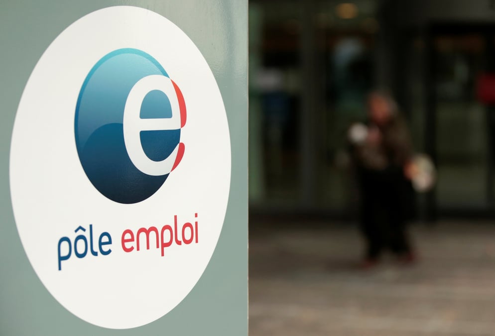 Un panneau pole emploi est visible devant l'un de ses bureaux a noisy-le-grand
