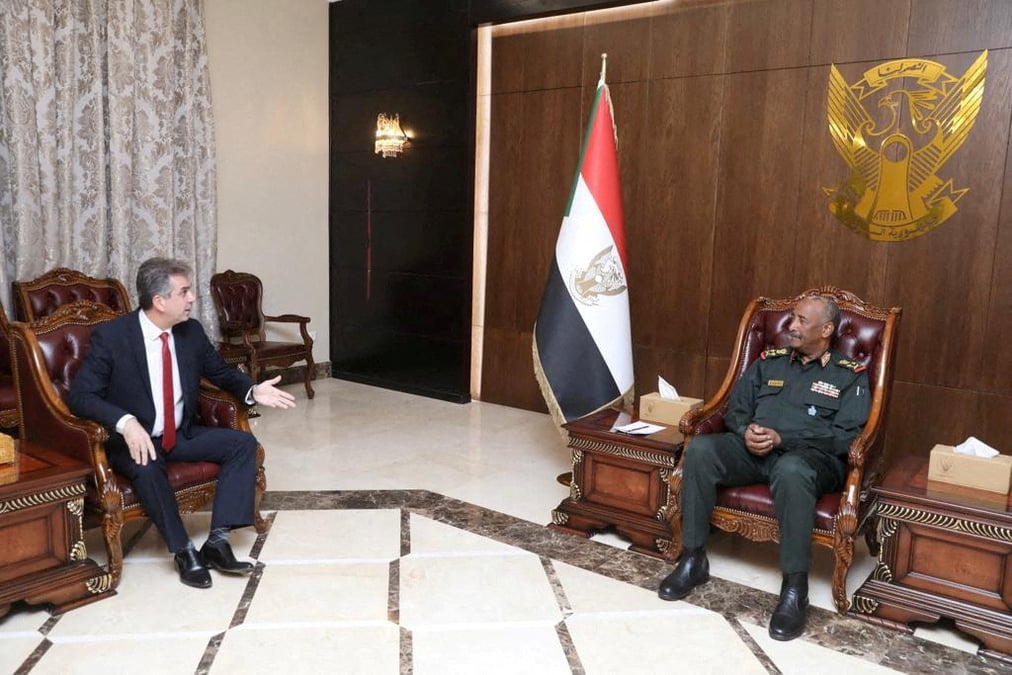 Le general en chef soudanais abdel fattah al-burhan rencontre le ministre israelien des affaires etrangeres a khartoum