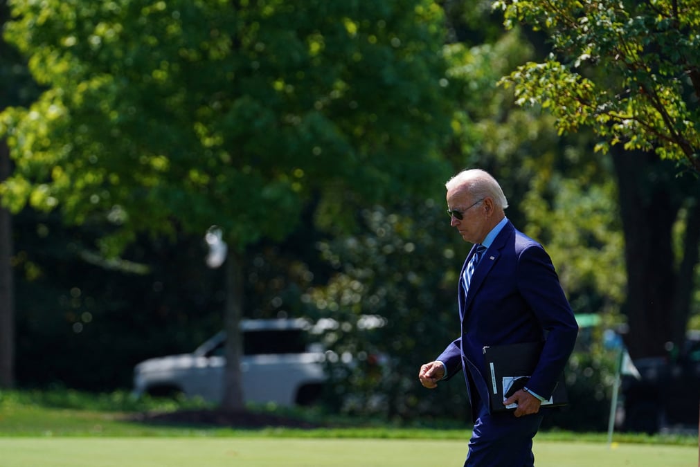Le president joe biden quitte la maison blanche a washington