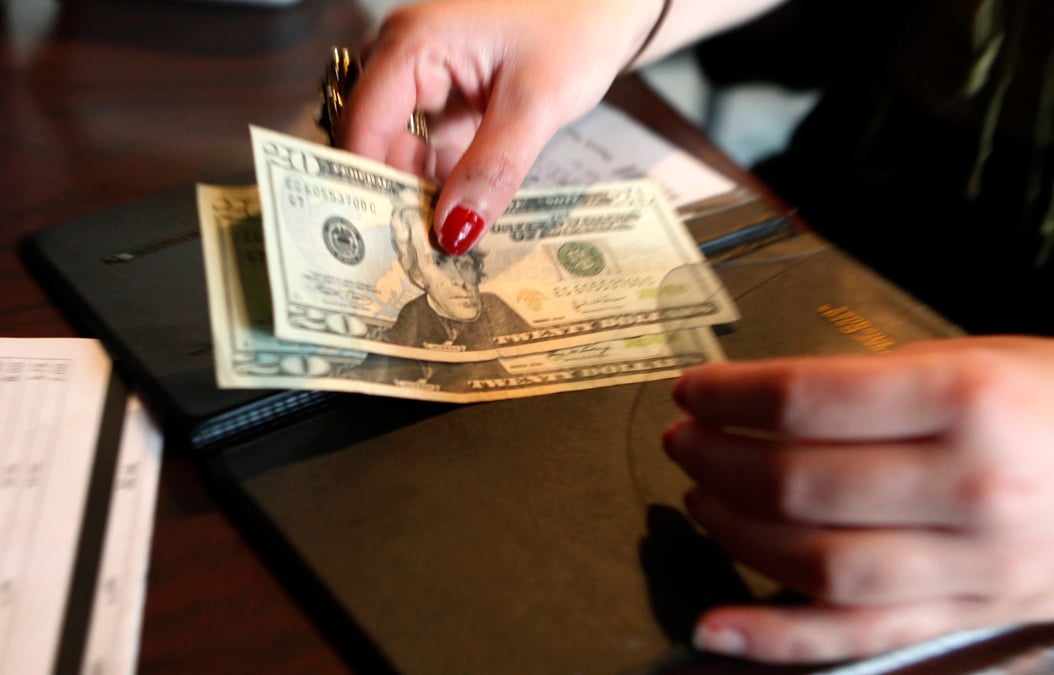 Un client payant son repas dans un cafe a boston