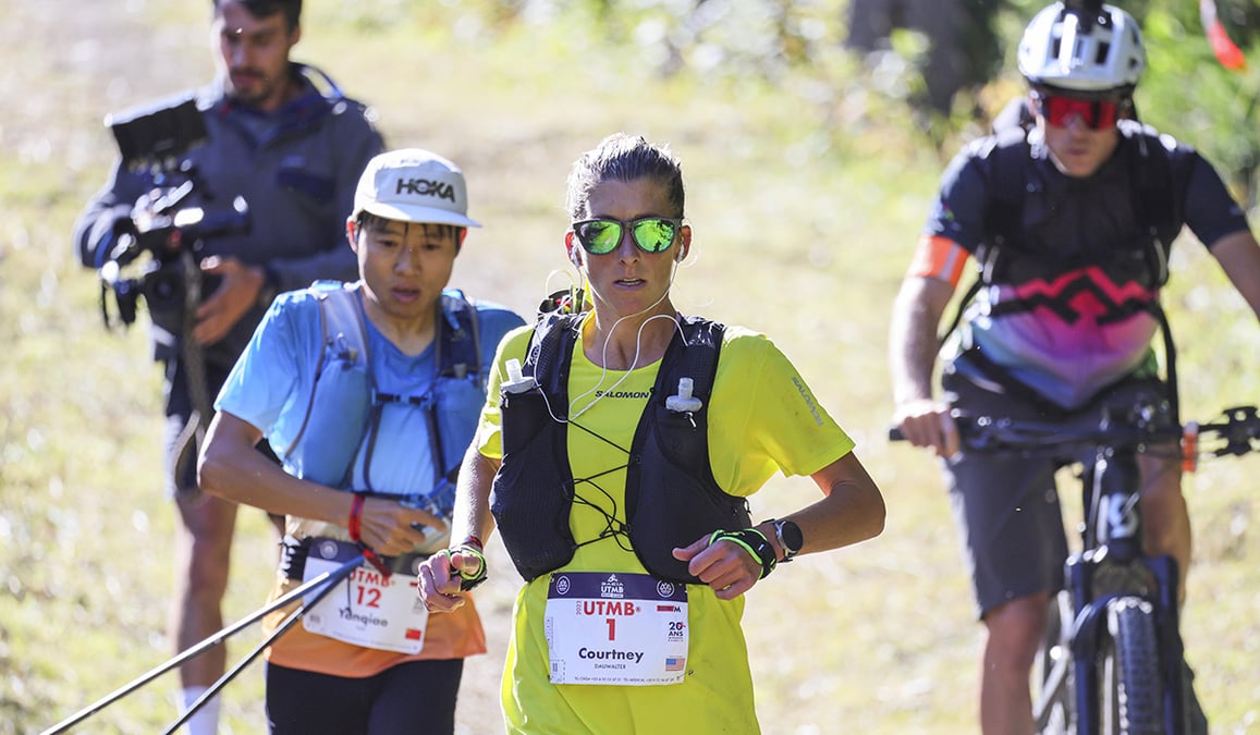 Courtney Dauwalter lors de l’UTMB 2023, remporté dans sa catégorie.