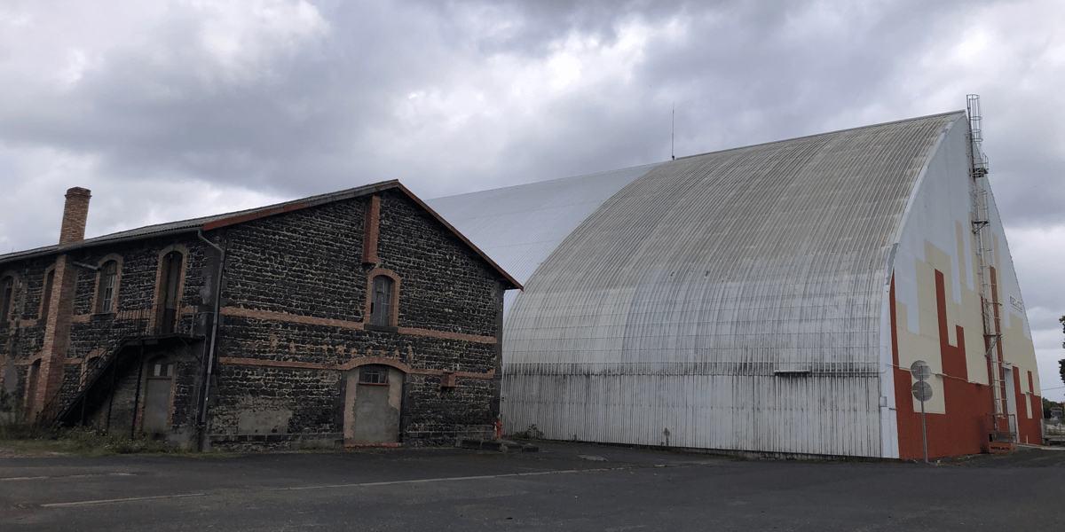 Le silo blanc de l'ancienne Sucrerie de Bourdon, long de 90 mètres pour 40 mètres de large avec une hauteur de 18 mètres, pourrait notamment intéresser des industriels.