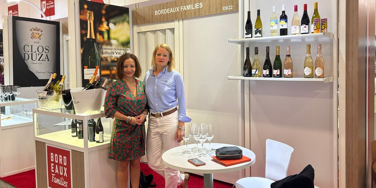 Le stand de Bordeaux Families à Vinexpo America à Miami les 7 et 8 mai 2025. A droite, Anna-Sophie Sobecki, directrice marketing et communication.