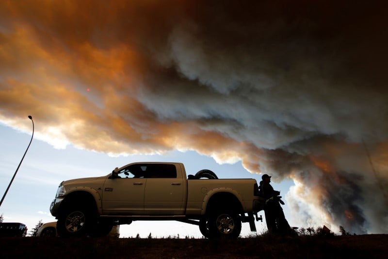 L'incendie qui sevit dans l'alberta s'intensifie encore en raison de la meteo