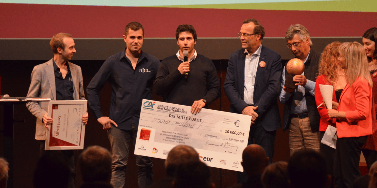 Les trois fondateurs de Pousse Pousse aux côtés de l'entrepreneur Emmanuel Stern, président du Prix Alfred Sauvy.