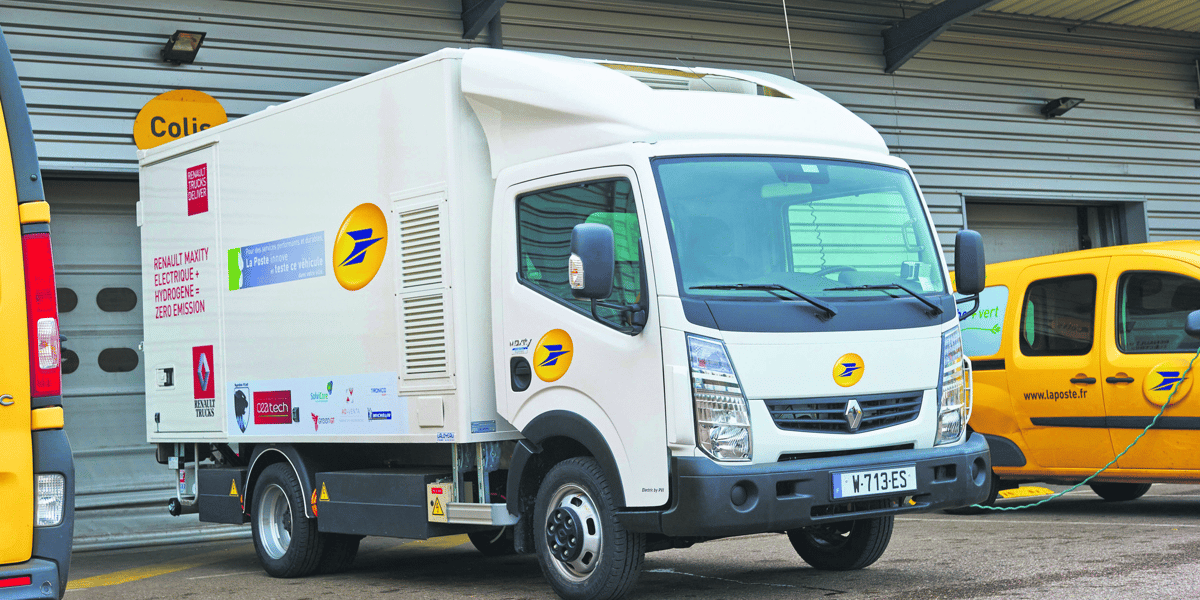 Equipé de la technologie de Symbio, ce camion assure les tournées de la Poste à Paris.