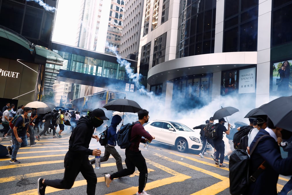 La police de hong kong ouvre le feu sur des manifestants