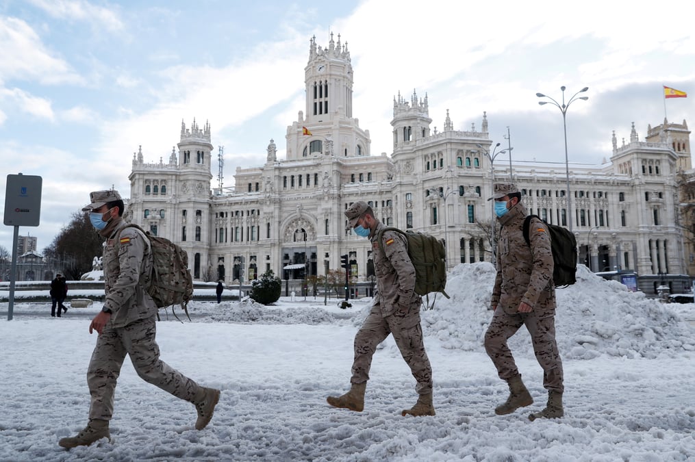 L'espagne paralysee par la neige, des convois organises