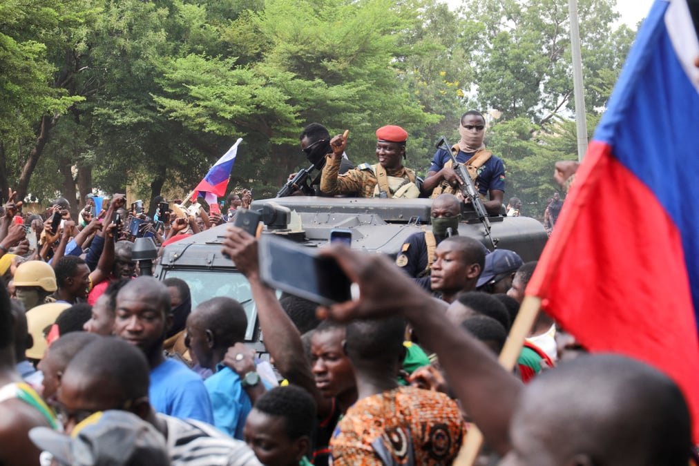 Le nouveau dirigeant autoproclame du burkina faso, ibrahim traore, arrive a la television nationale a ouagadougou
