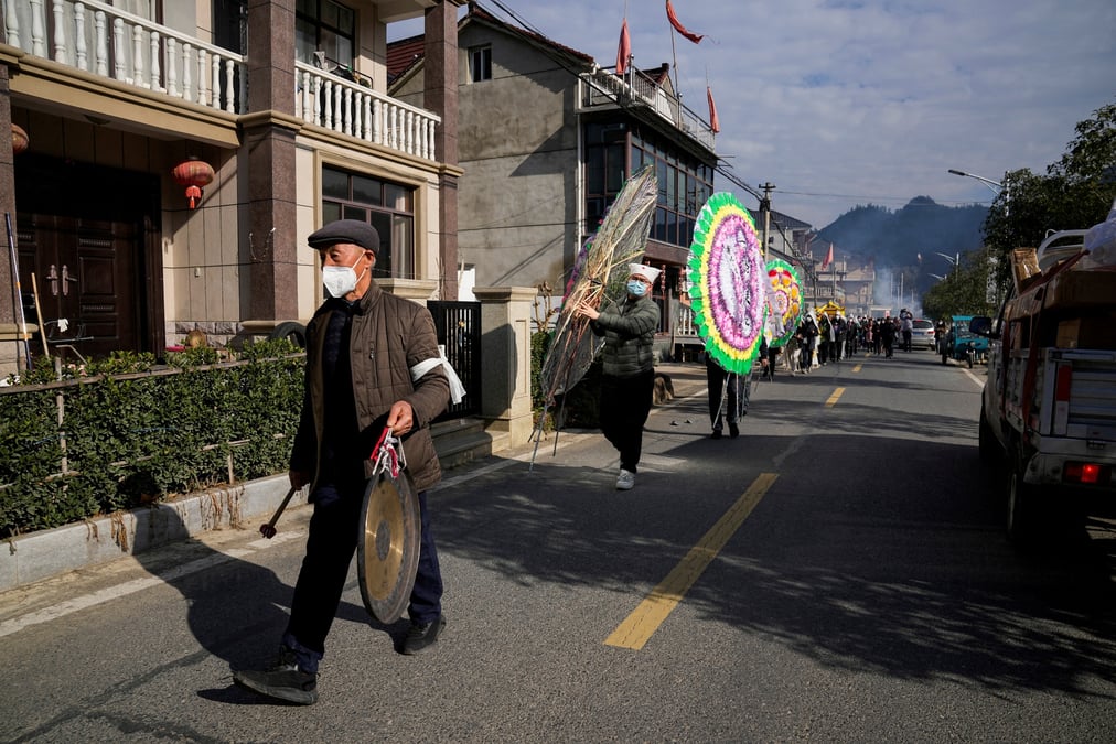 Des funerailles suite a l'epidemie de covid-19 dans un village chinois