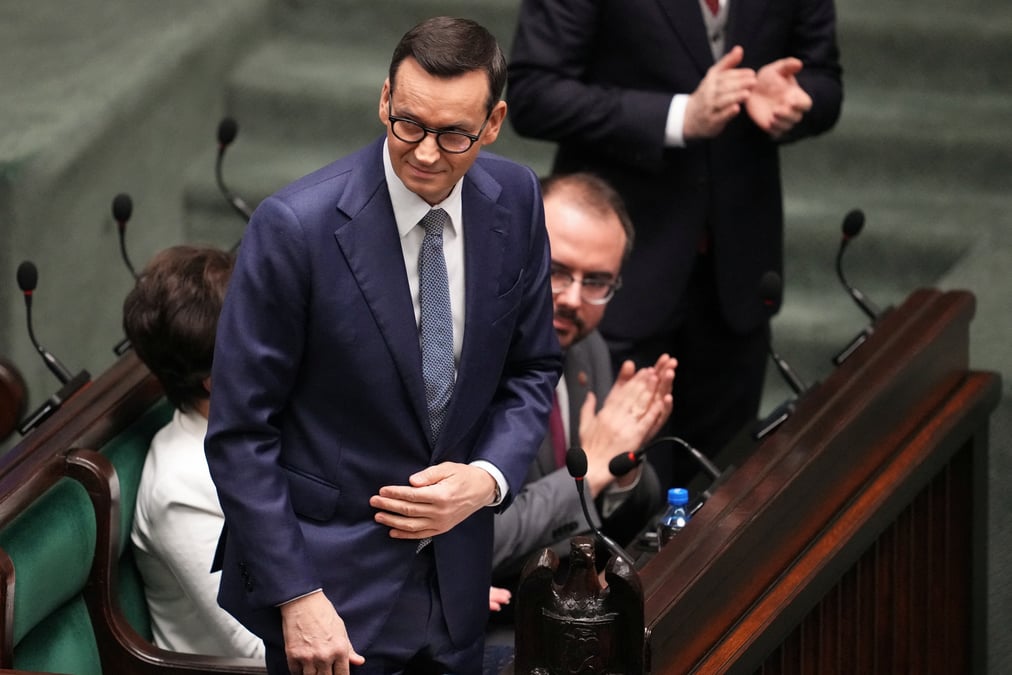 Le premier ministre polonais mateusz morawiecki est applaudi le jour ou il presente le programme de son gouvernement et demande un vote de confiance au parlement, a varsovie
