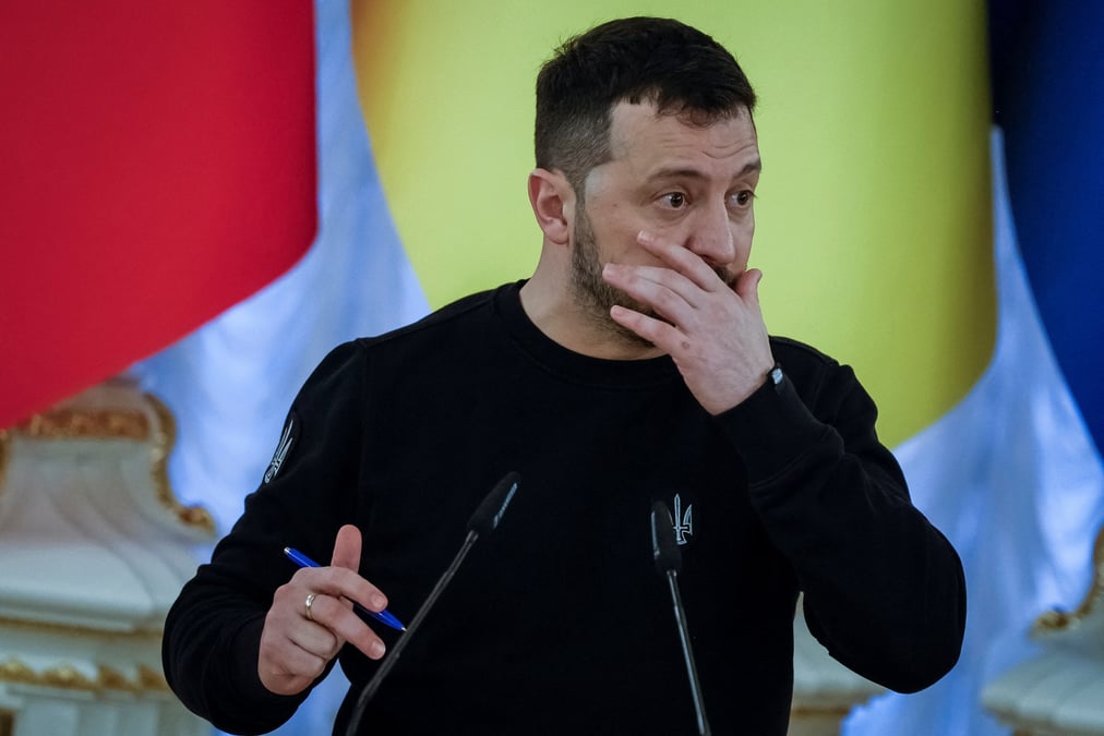 Le president ukrainien volodymyr zelenskiy assiste a une conference de presse a kyiv en ukraine