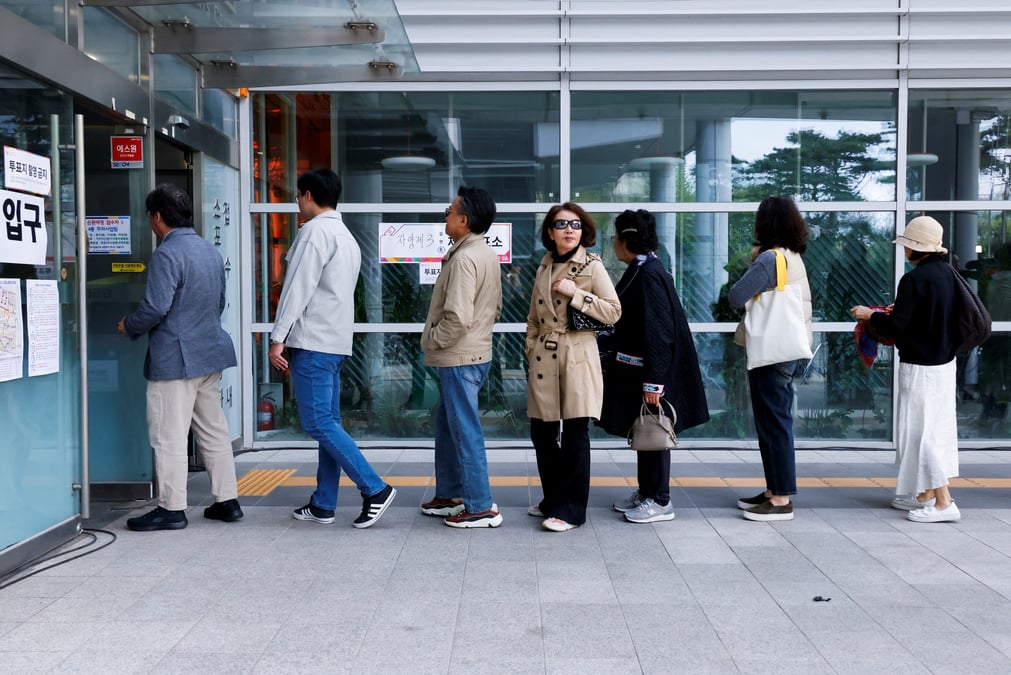 Des personnes font la queue pour voter dans un bureau de vote lors des 22e elections legislatives a seoul