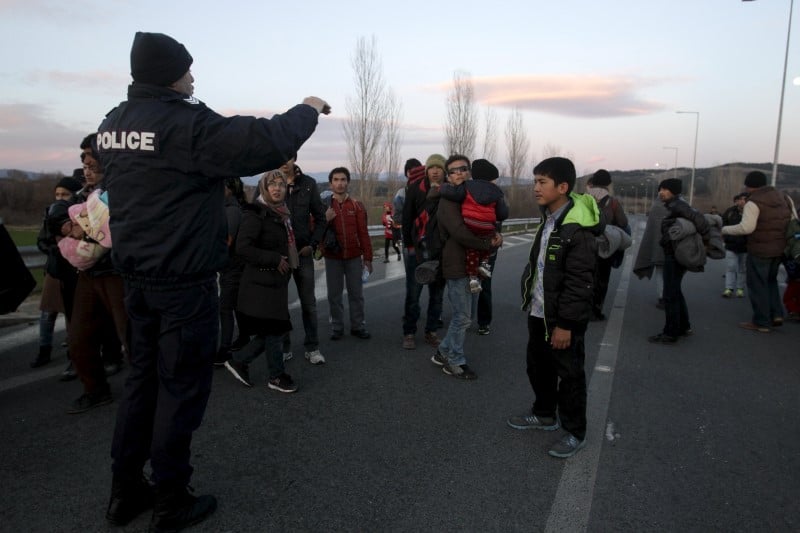 Des milliers de migrants bloques en grece a la frontiere macedonienne