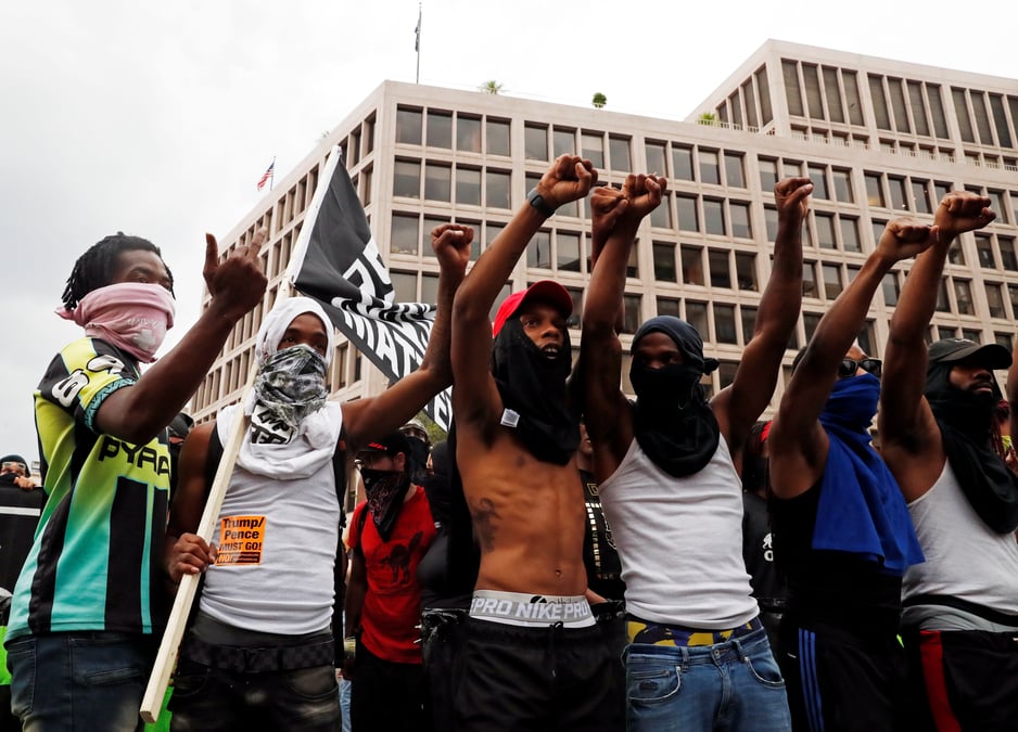 Les supremacistes blancs submerges par les contre-manifestants a washington