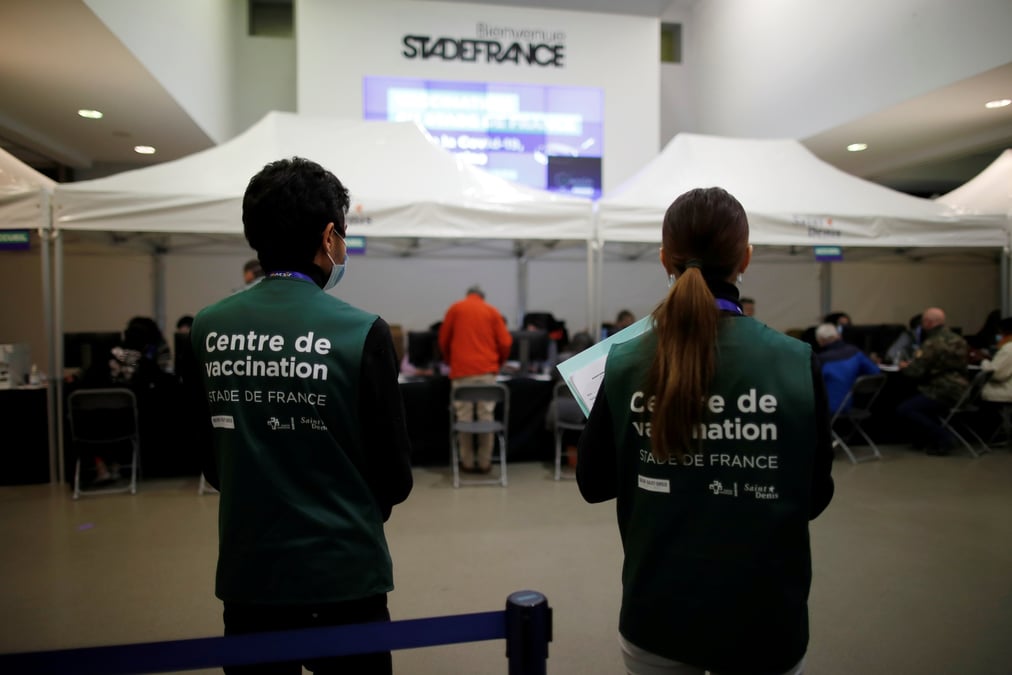 Coronavirus: coup d'envoi de la vaccination au stade de france