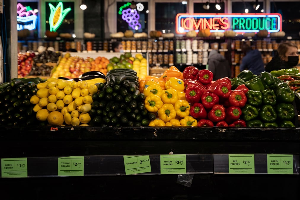 Un magasin de fruits et legumes du reading terminal market aux etats-unis
