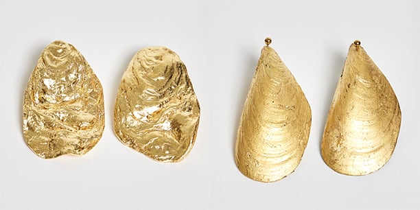 Boucles d’oreilles huîtres peintes à la feuille d’or. Coquilles vides, 48 euros.
