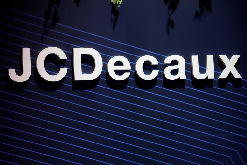 Un logo de jcdecaux dans son espace d'exposition, lors de la conference viva technology a paris