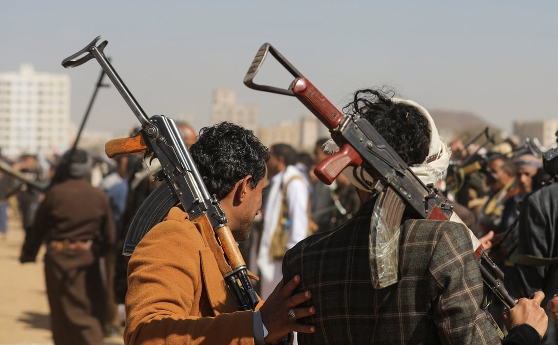 Des partisans armes des houthis, a sanaa