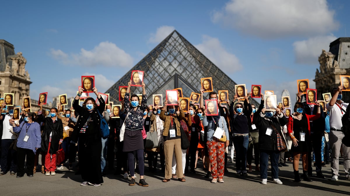 Manifestation de guides-conferenciers pour la reouverture du louvre