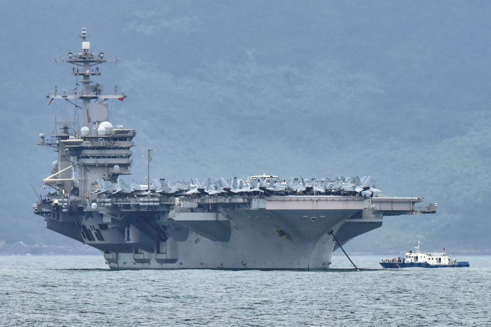 Operations de deux batiments de la marine us en mer de chine du sud