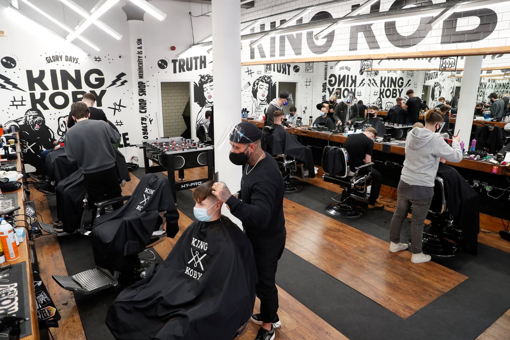 L'angleterre prise de fievre acheteuse : cap sur les boutiques, les salons de coiffure et les bars