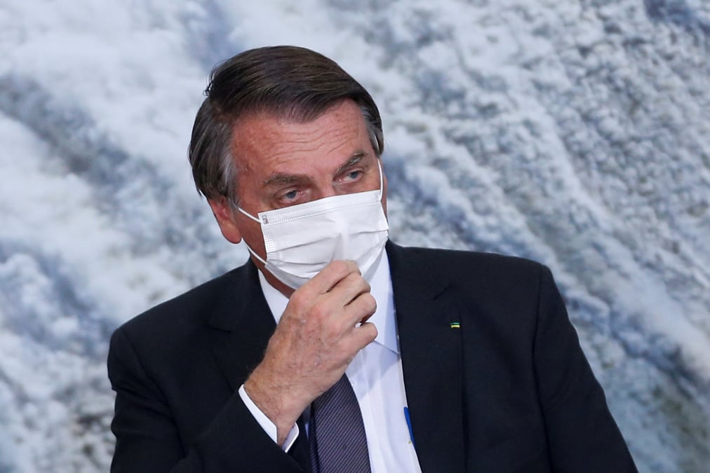 Bresil: le president bolsonaro hospitalise pour une crise de hoquet