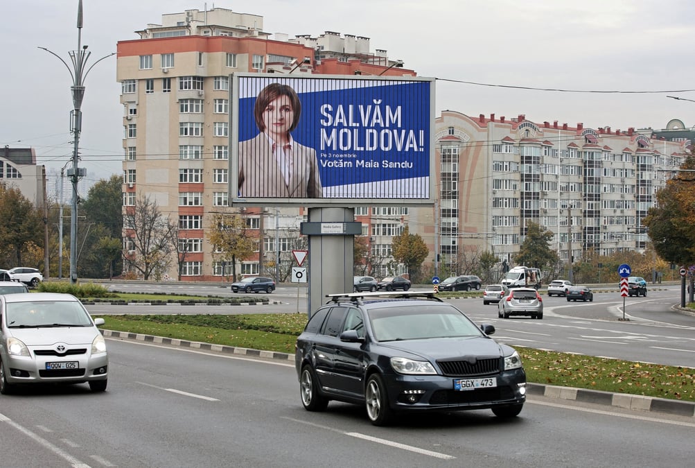 Photo de fichier : des voitures passent devant une banniere electorale du president sortant de la moldavie et de la candidate a la presidence maia sandu a chisinau