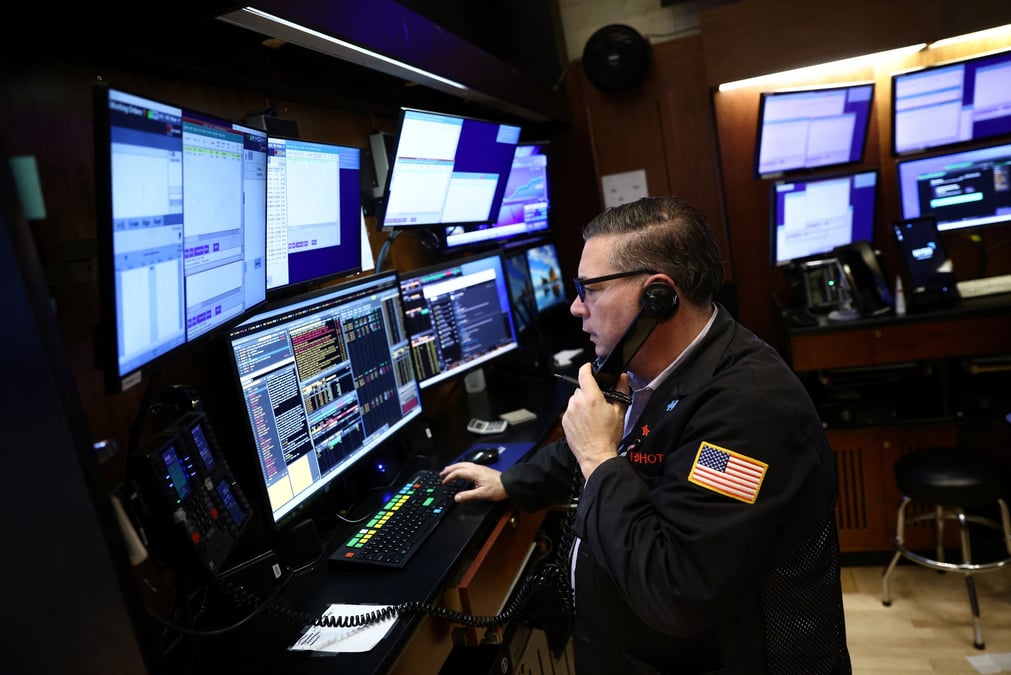 Un trader travaille a la bourse de new york (nyse)