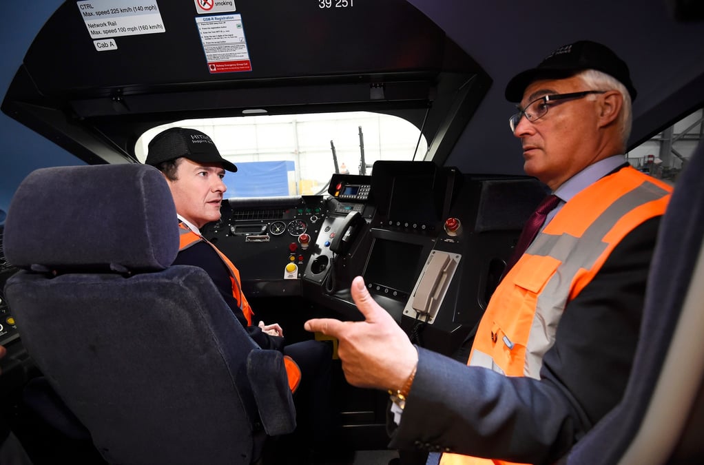 Photo d'archives de l'ancien ministre britannique des finances george osborne visitant l'usine hitachi rail europe a ashford, en grande-bretagne
