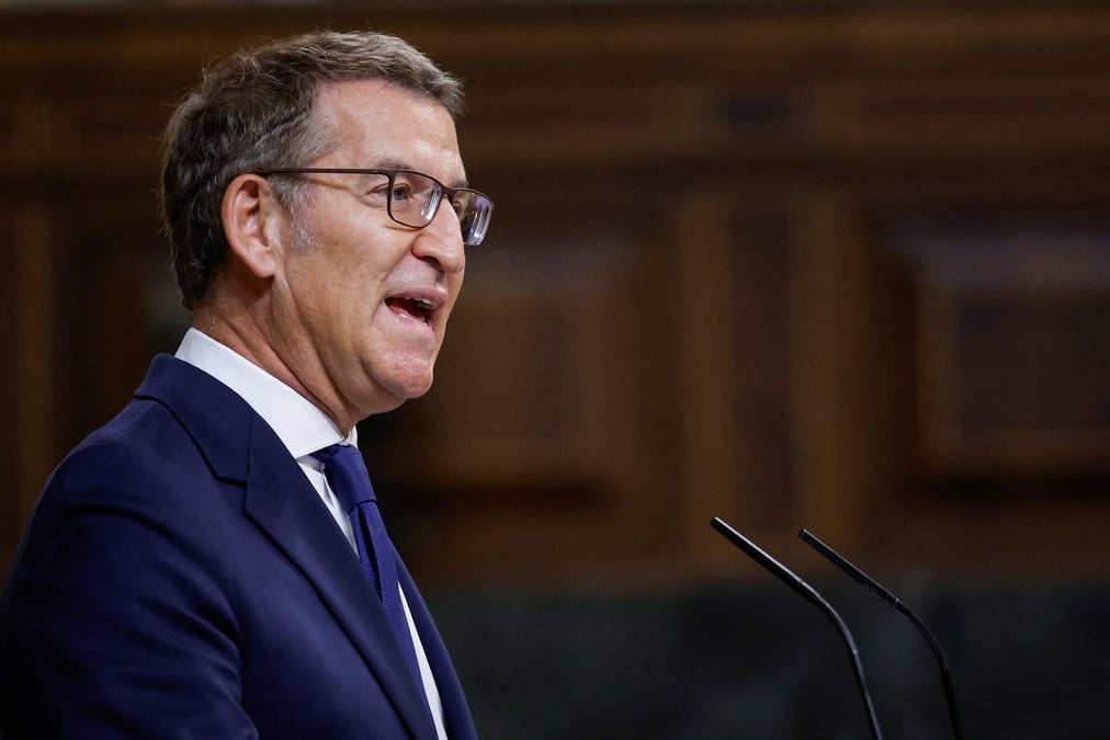 Le chef du parti populaire espagnol, alberto nunez feijoo, s'exprimant lors d'un debat d'investiture a madrid